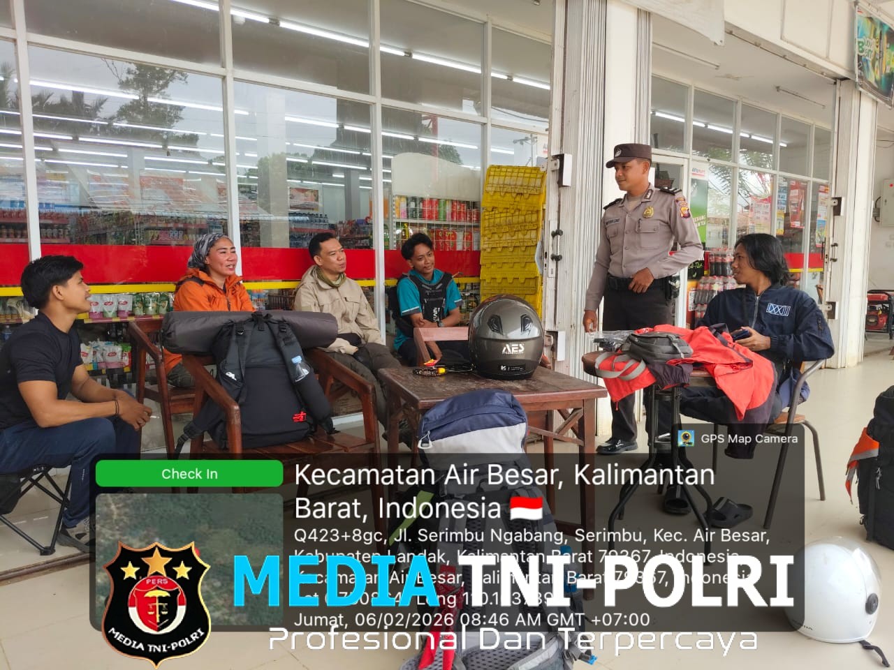 Singgah Sejenak, Polisi Sapa Warga yang Istirahat di Depan Alfamart
