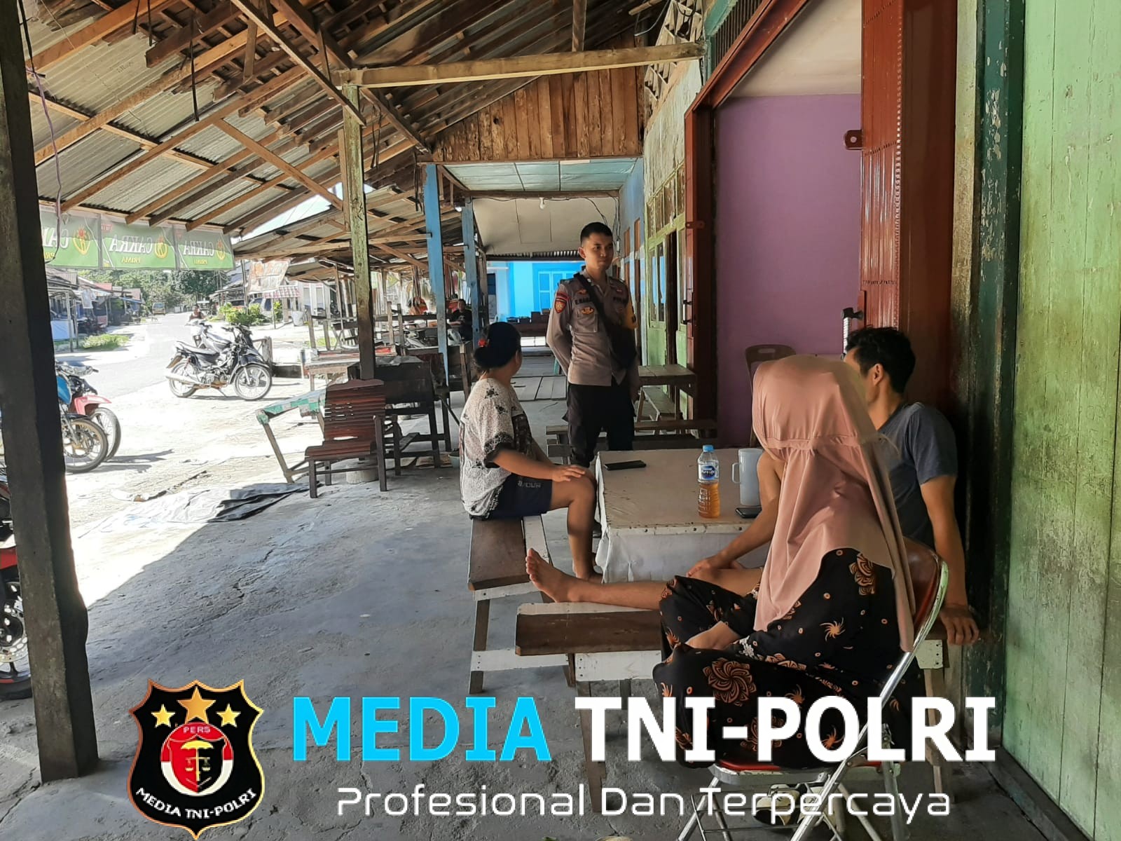 Polisi Menyapa Warga Saat Patroli Siang, Keamanan Jadi Prioritas