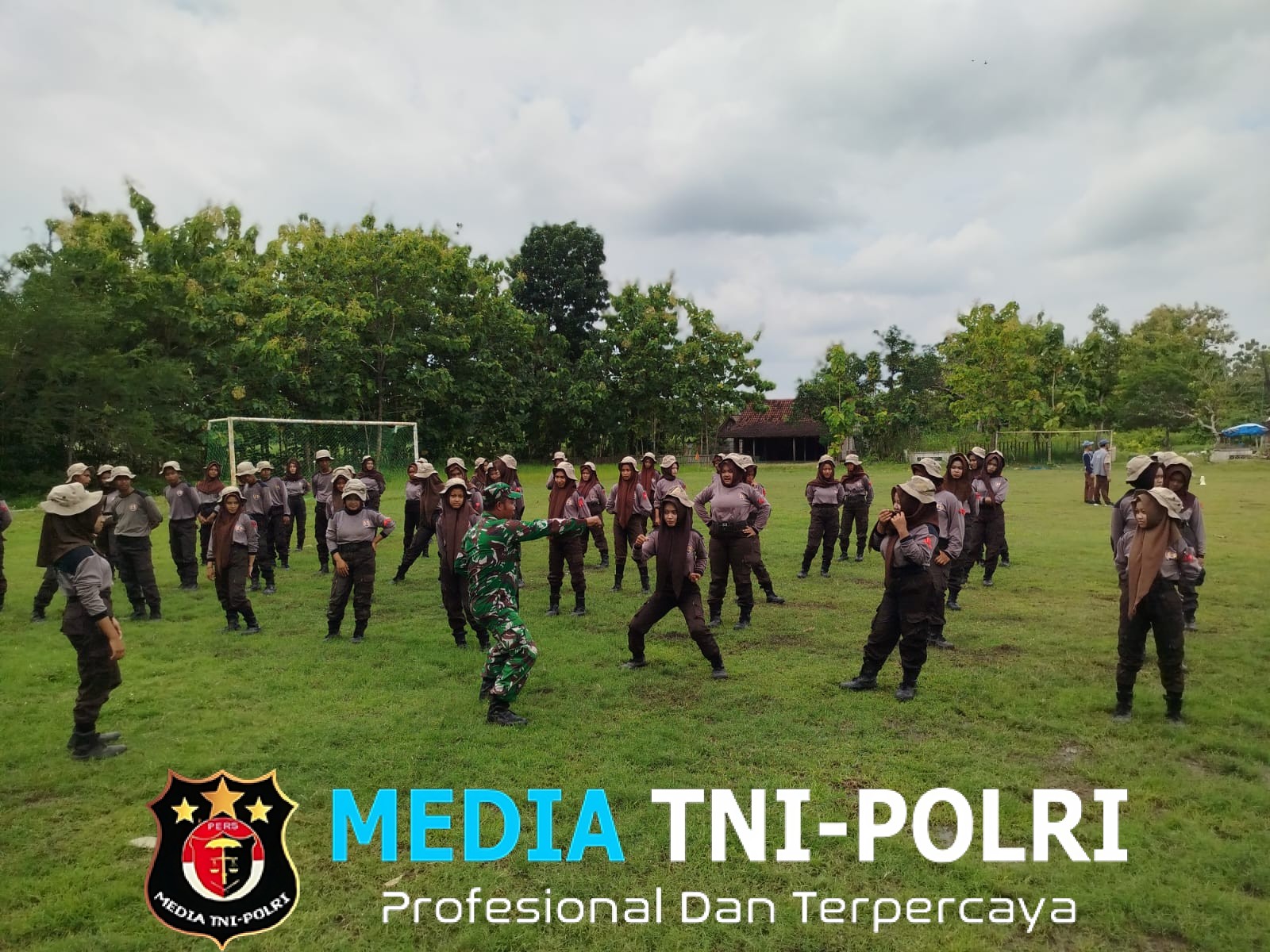 Babinsa Latih Bela Diri kepada Siswa dalam Kegiatan Ketarunaan