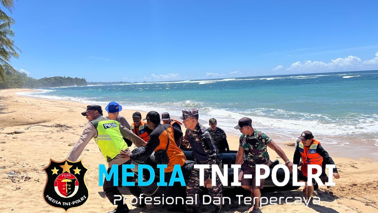Polisi Bersama SAR Terus Lanjutkan Pencarian Korban di Pantai Balekambang