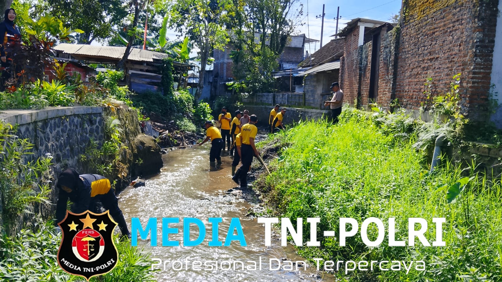 Polisi di Malang Bersih-bersih Sungai, Dukung Gerakan Indonesia Asri