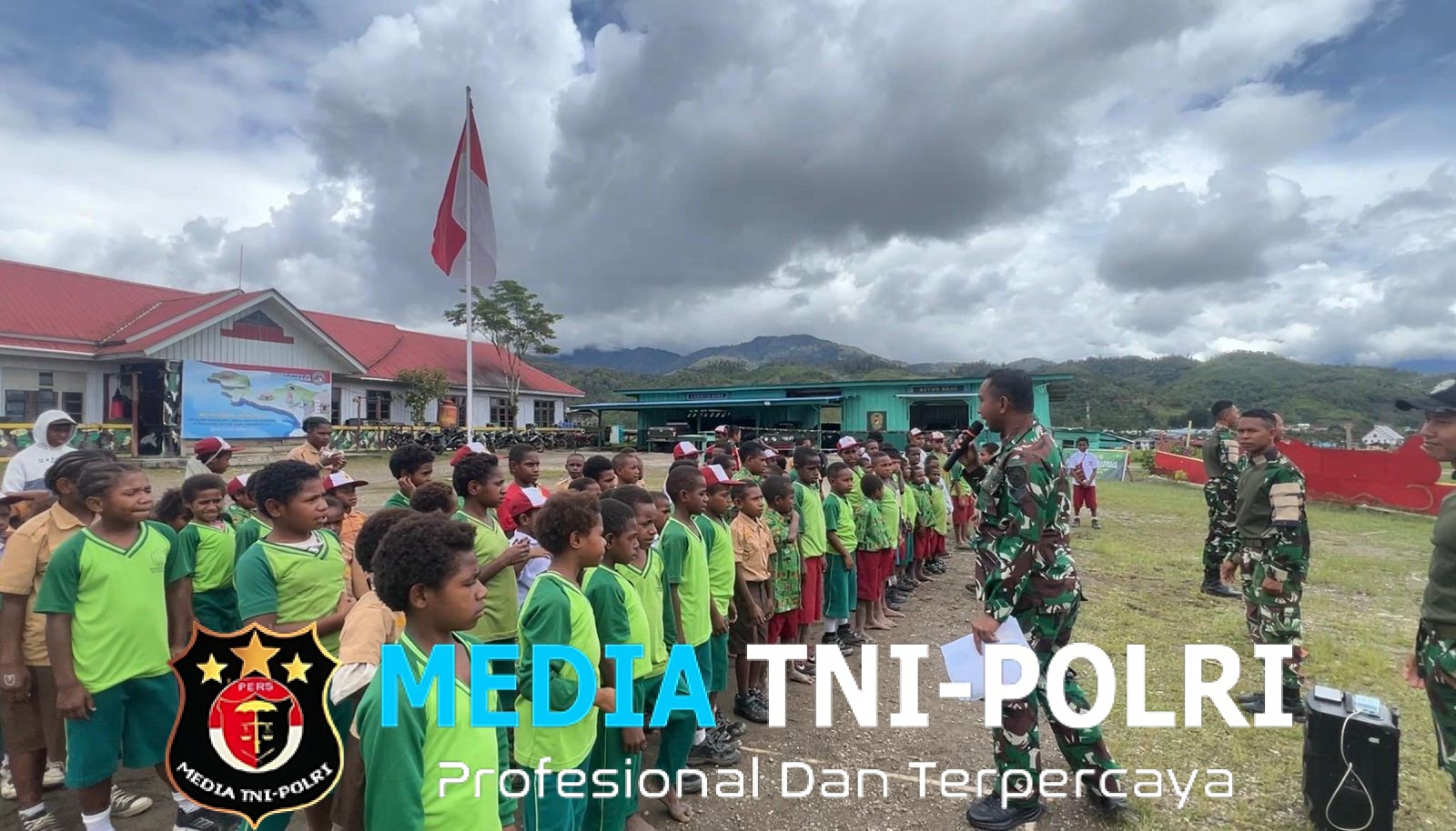 Belajar Sambil Makan Pos Kotis Satgas Yonif 751/VJS Ajak Siswa SD Kuis Pengetahuan Umum di RM Swasembada