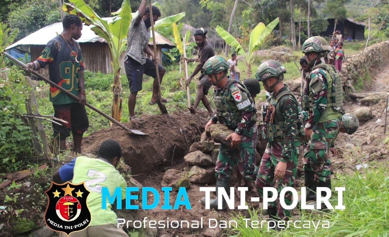 Gotong Royong Satgas Yonif 521/DY Bersama Warga Bersihkan Pemukiman di Distrik Walesi