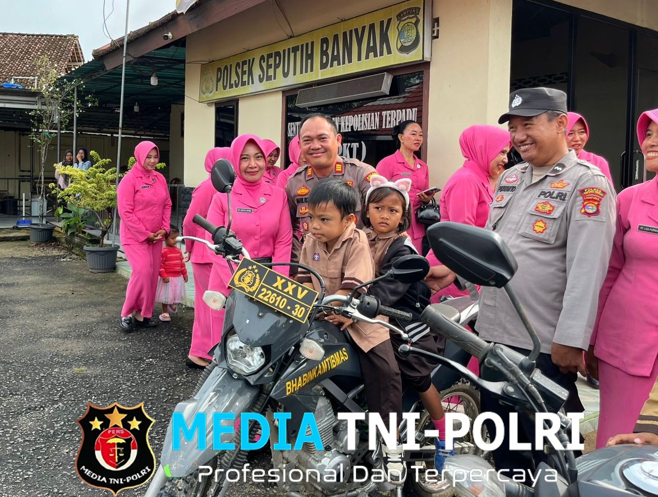 Polsek Seputih Banyak Diserbu Ratusan Anak TK, Kapolsek Tegaskan Polisi Sahabat Anak