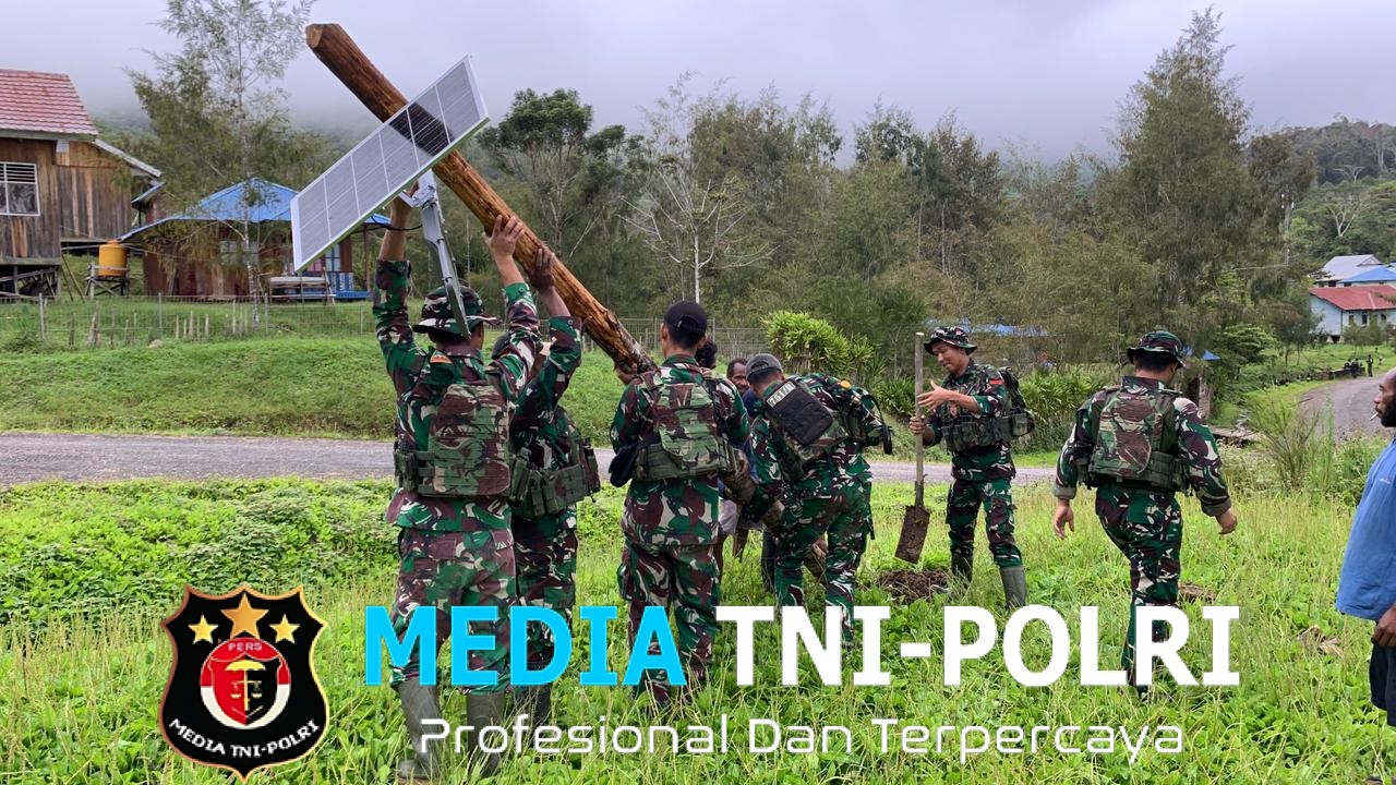 Pos Bulangkop Satgas Yonif 751/VJS Pasang Lampu Penerangan di Kampung Sekitar Pos Malam Lebih Terang, Warga Lebih Aman