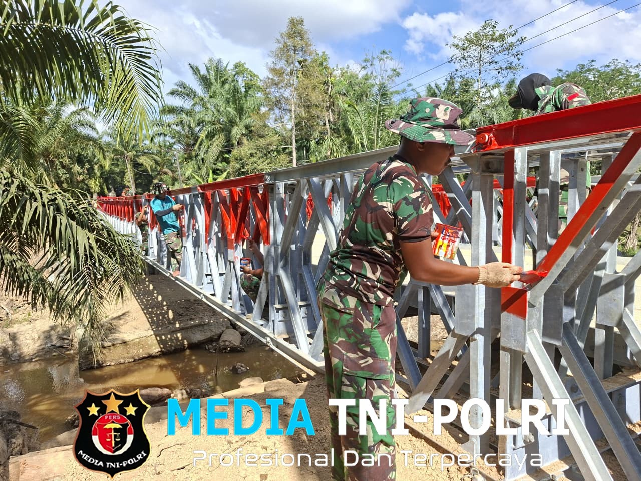 TNI Pasang Jembatan Bailey Tanggap Darurat Pascabanjir di Tanah Jambo Aye