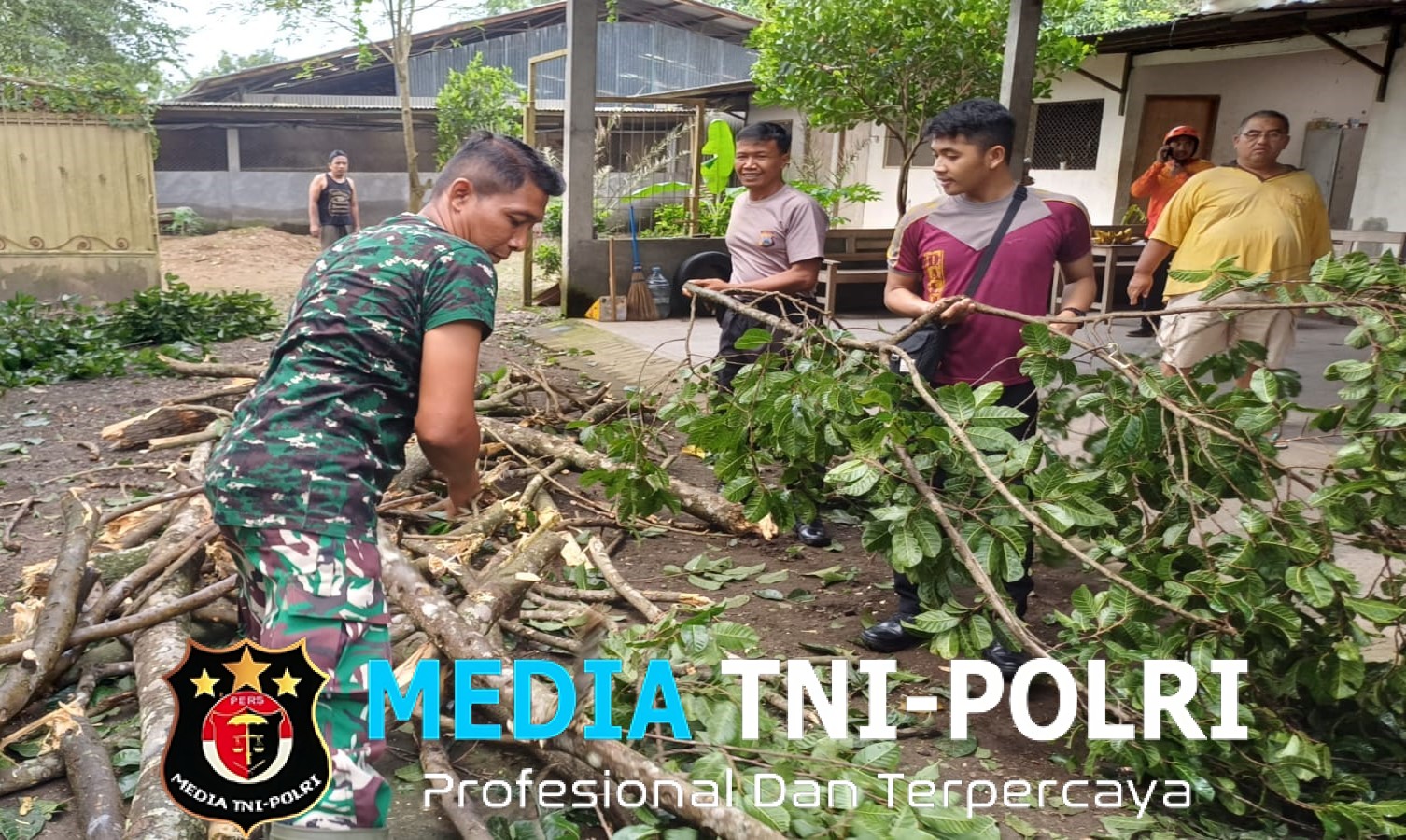 Anggota Koramil 0808/06 Srengat Bersama Warga, Polsek Dan BPBD Gotong Royong Bersihkan Pohon Tumbang Di Desa Purwokerto