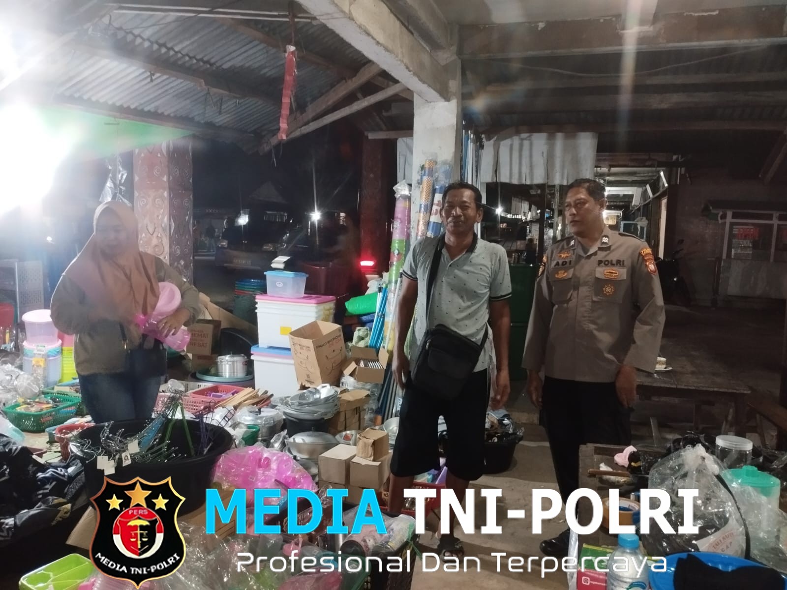 Polisi Pantau Aktivitas Penjualan Barang Klontong Saat Patroli Malam, Warga Diimbau Jaga Ketertiban