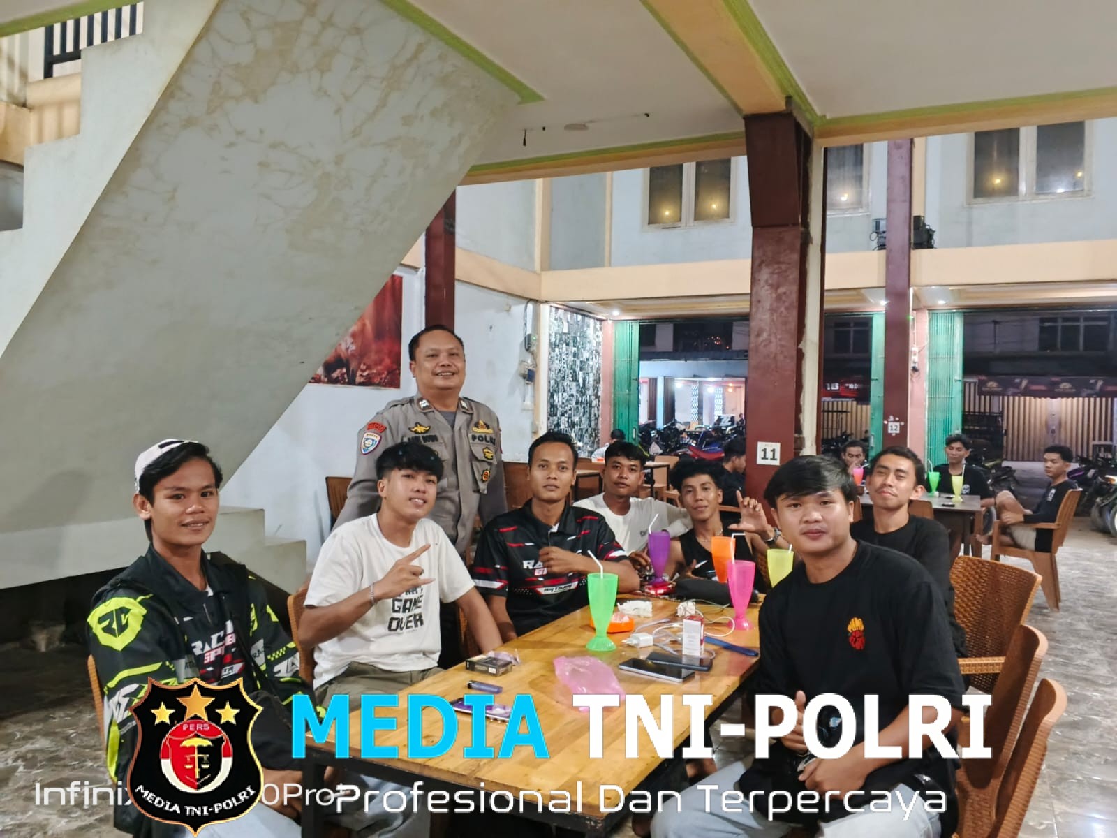 Patroli Malam Berubah Jadi Silaturahmi, Polisi Akrab Sapa Pemuda di Malam Minggu