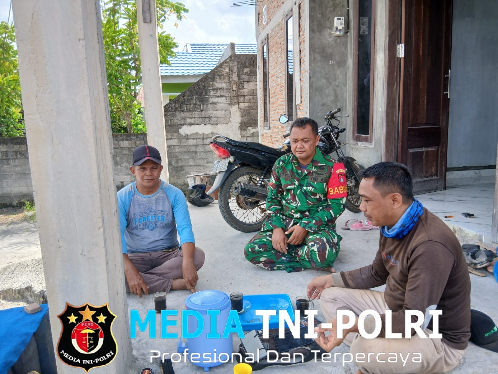 Babinsa Koramil 1015-01/Mentaya Hilir Selatan Komsos Dengan Warga Dan Pantau Wilayah Binaan