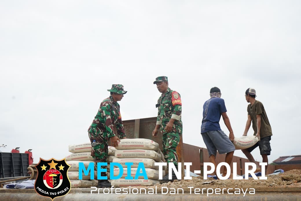 Material Jembatan Gantung Berhasil Didistribusikan ke Desa Kuala Dua Belas Menggunakan Ponton