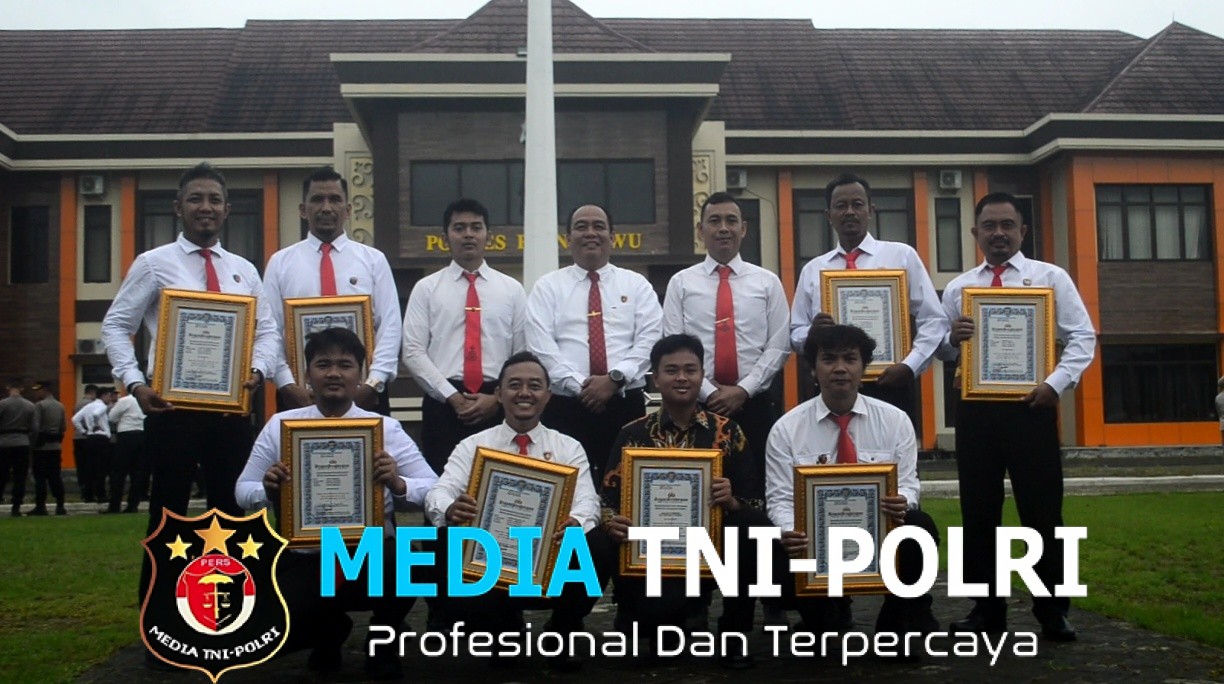 Kapolres Pringsewu Beri Penghargaan Personel Berprestasi dan Warga, Ungkap Tim Opsnal Ayah-Anak