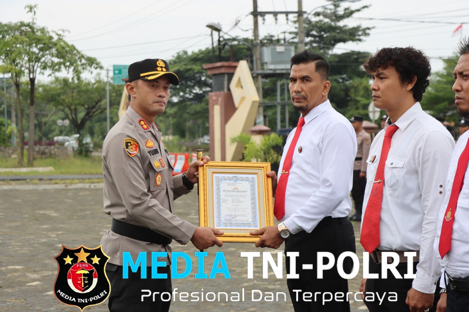 19 Personel dan Satu Pelajar Digganjar Penghargaan Kapolres Pringsewu, Ada Momen Ayah-Anak yang Mengharukan