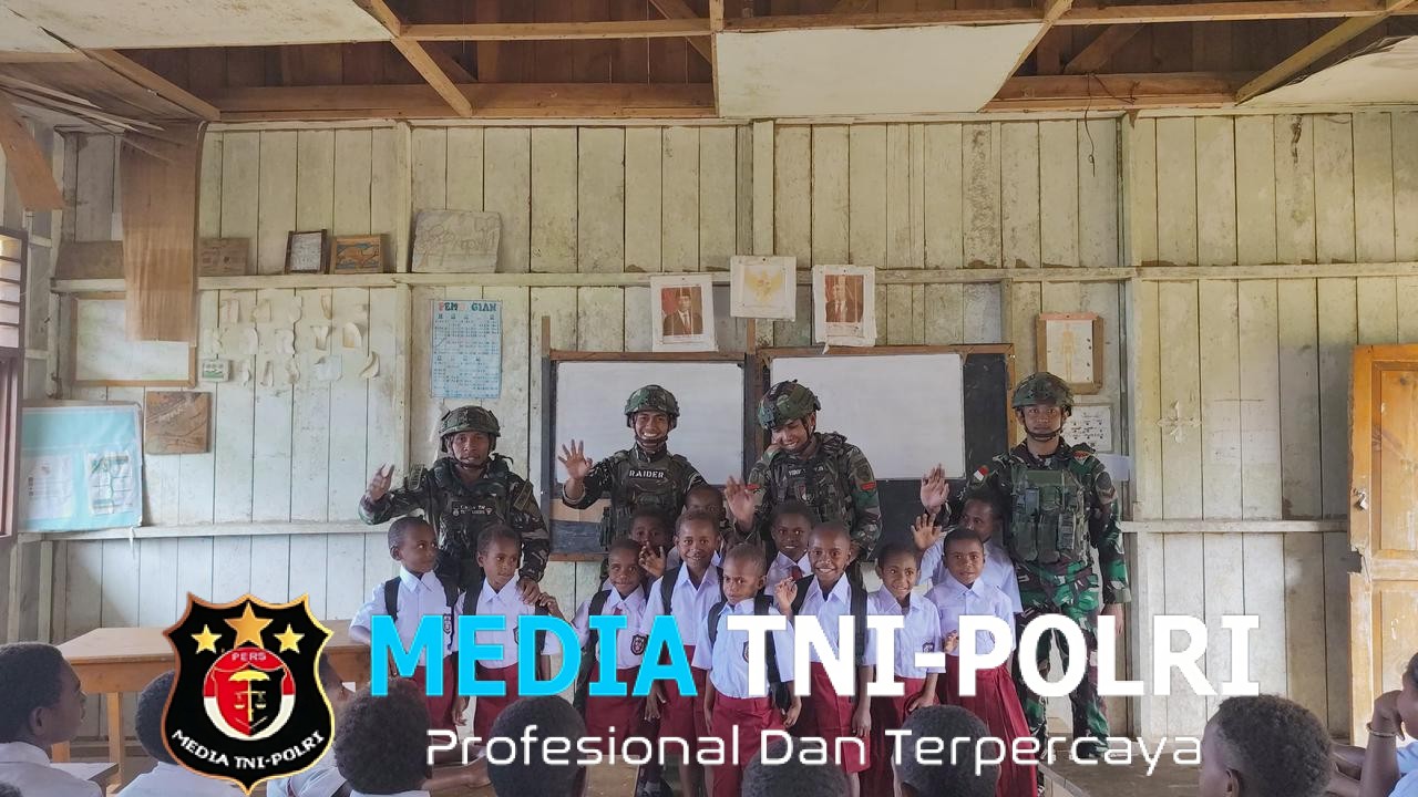 Pos Tarup Satgas Yonif 751/VJS Ajarkan Wawasan Kebangsaan di SD Tarup Bagikan Seragam & Perlengkapan Sekolah, Bangkitkan Semangat Belajar Anak Perbatasan