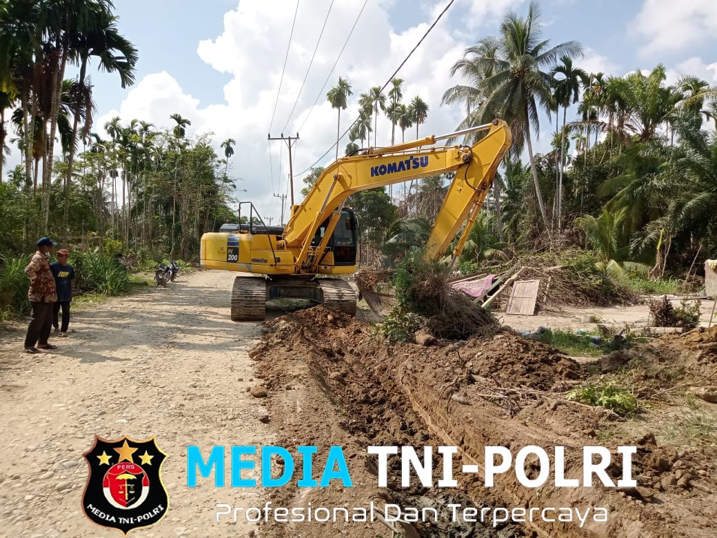 Pulihkan Akses Pasca-Banjir, Koramil 29/Langkahan Dampingi Alat Berat BNPB di Desa Bukit Linteng