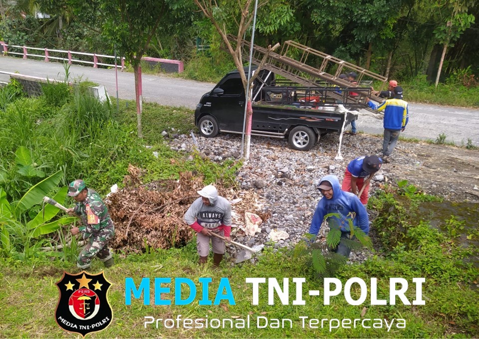 Pererat Silaturahmi, Babinsa Karangrejo Dan Warga Dusun Sumberjo Kompak Kerja Bakti Bersihkan Lingkungan