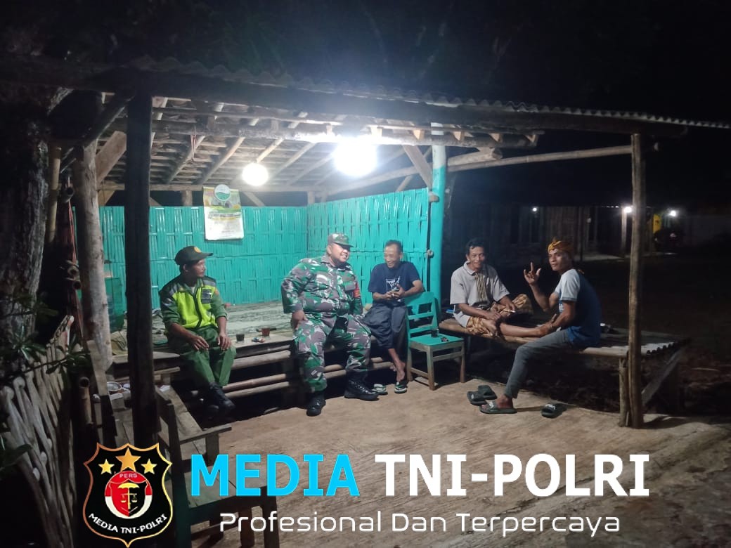 Wujudkan Lingkungan Aman dan Nyaman Babinsa Bersama Warga Gelar Patroli Siskamling