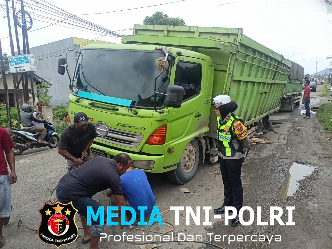 Truk Fuso Terperosok di Jalinsum Pringsewu, Gorong-Gorong Amblas Bikin Arus Tersendat