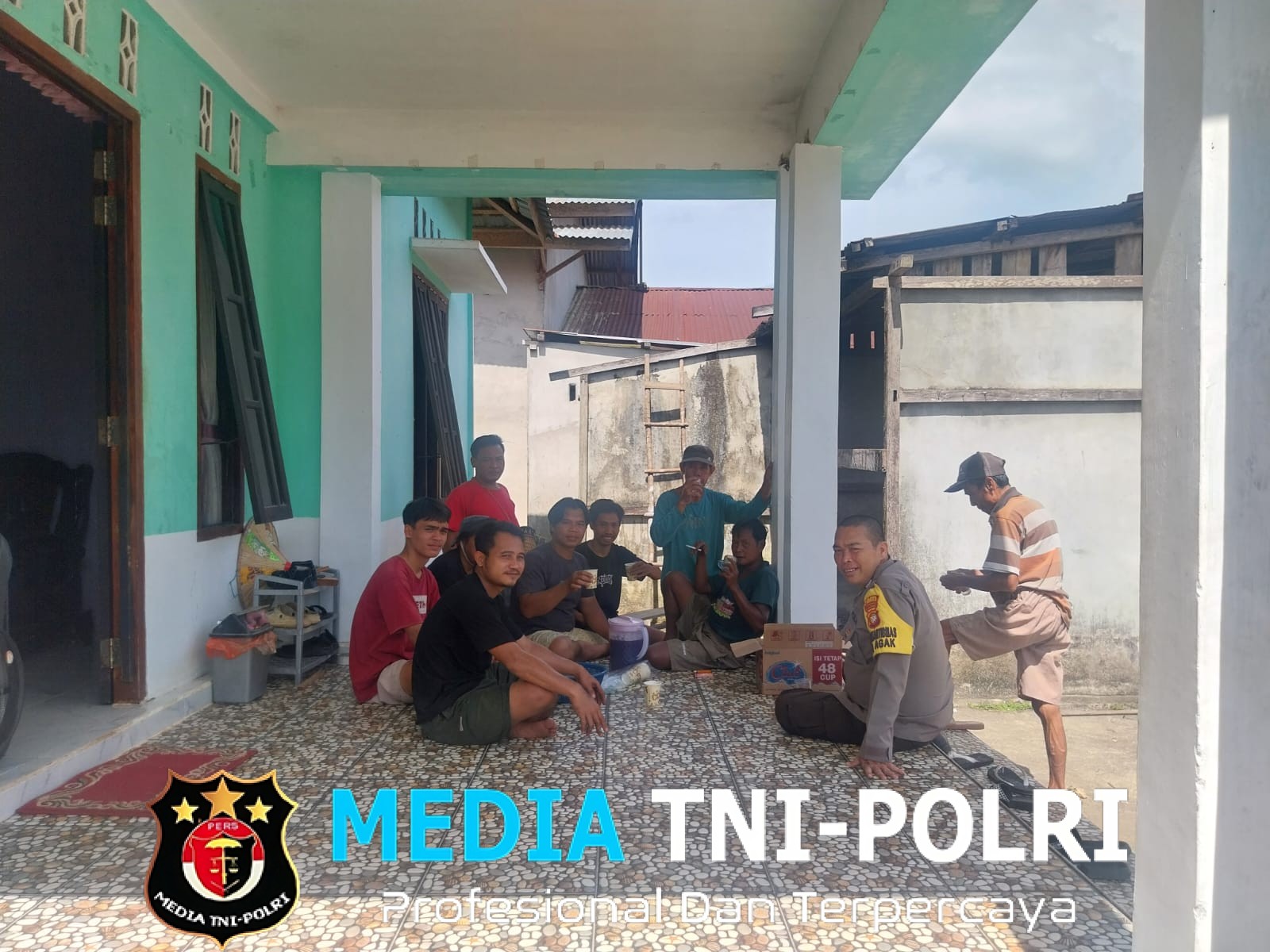 Kebersamaan Warga Terjalin Hangat, Bhabinkamtibmas Sambangi Warga di Sebangki