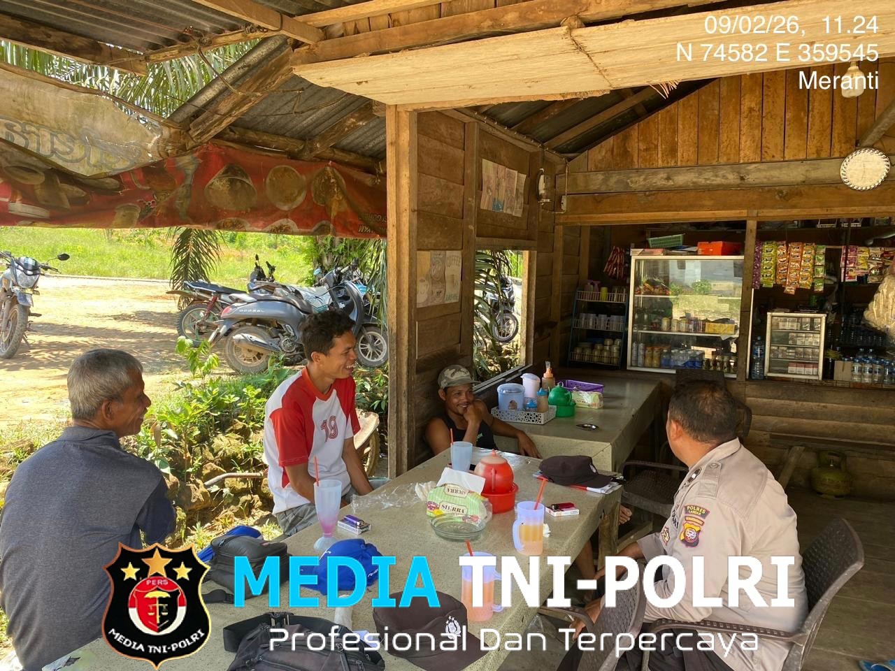 Hangatnya Kebersamaan Polisi dan Warga di Tengah Aktivitas Sehari-hari