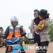 Polres Lampung Timur Siagakan Personel Bantu Penyebrangan Warga dan Anak Sekolah di Sungai Way Bungur