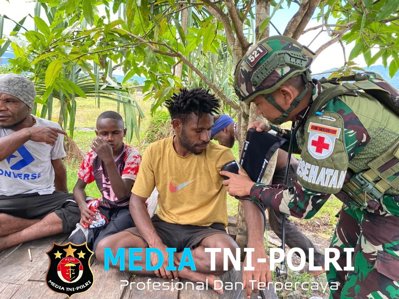 Binter TNI Pelayanan Kesehatan Gratis Satgas Yonif 521/DY di Kampung Walkep