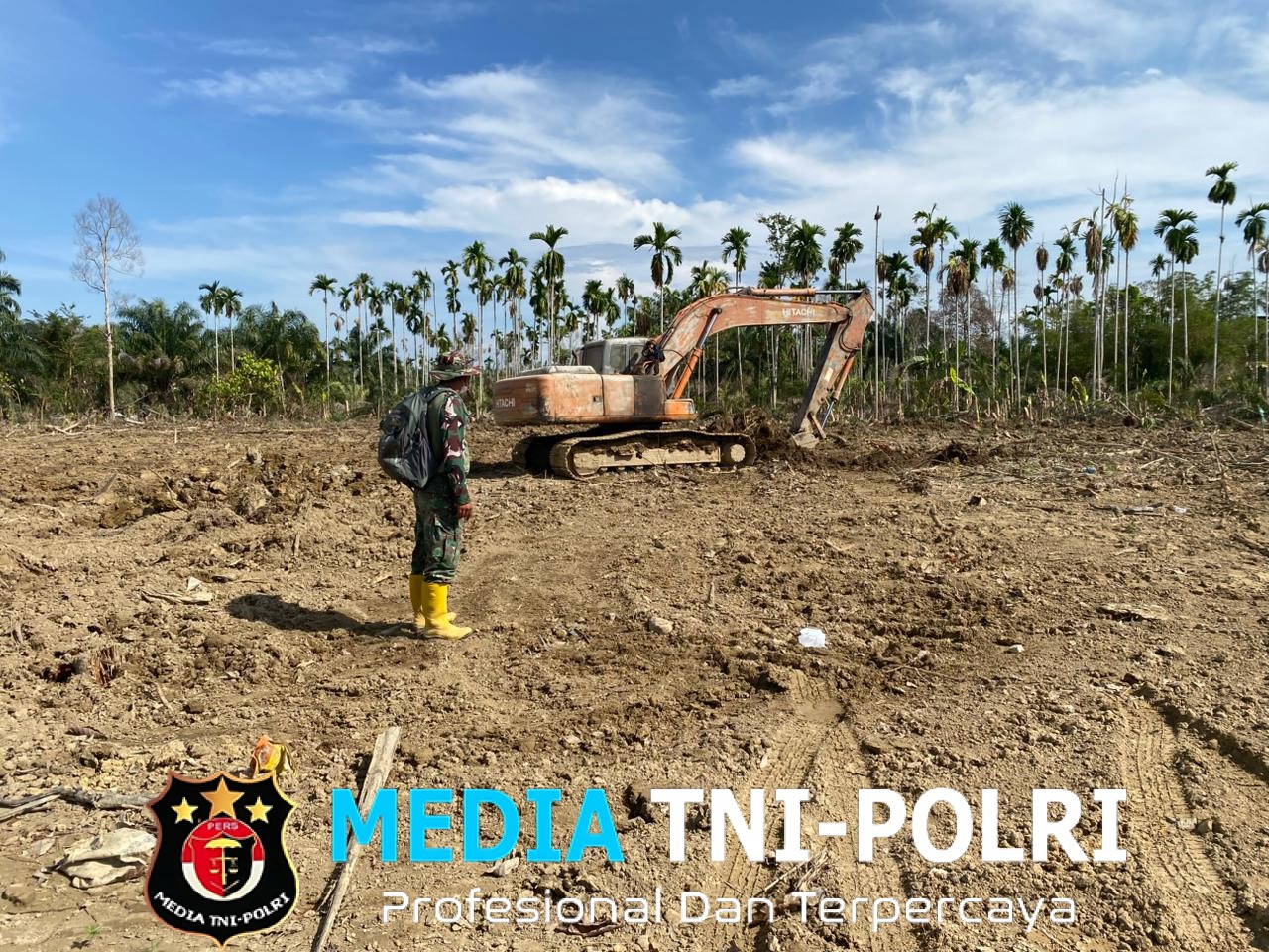 Babinsa Koramil 29/Lkh Kawal Penyiapan Lahan Huntara di Desa Rumoh Rayeuk