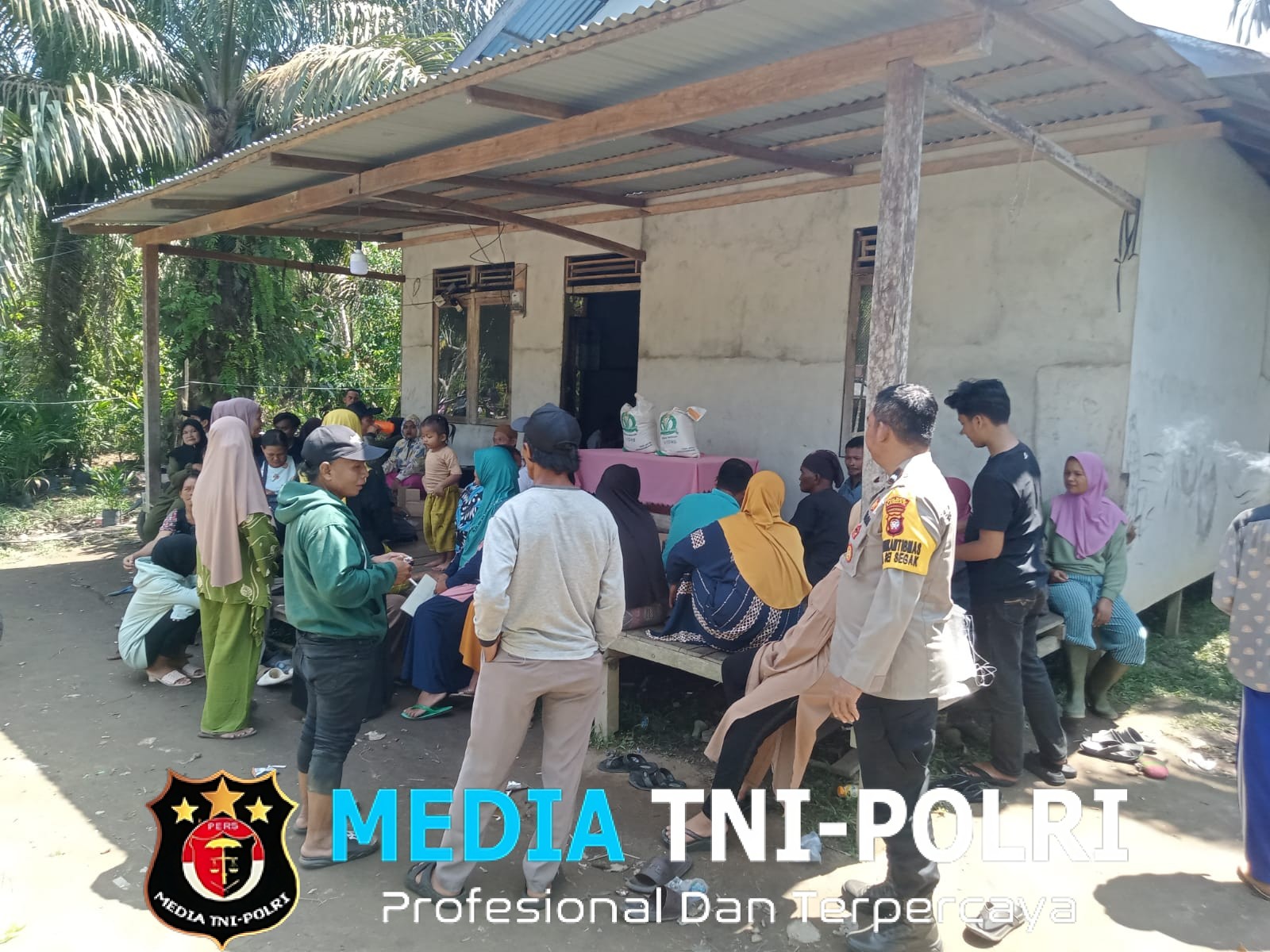 Siang Hari, Warga Berkumpul Disambangi Polisi Ajak Jaga Lingkungan dari Niat Jahat