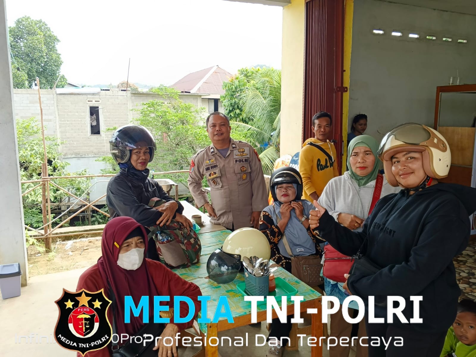 Polisi Sambangi Ibu-Ibu Saat Patroli Siang, Sampaikan Pesan Penting Ini