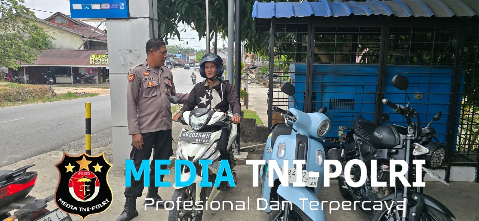 Polisi Sambangi Warga di SPBU, Patroli Siang Polsek Mandor Berlangsung Humanis