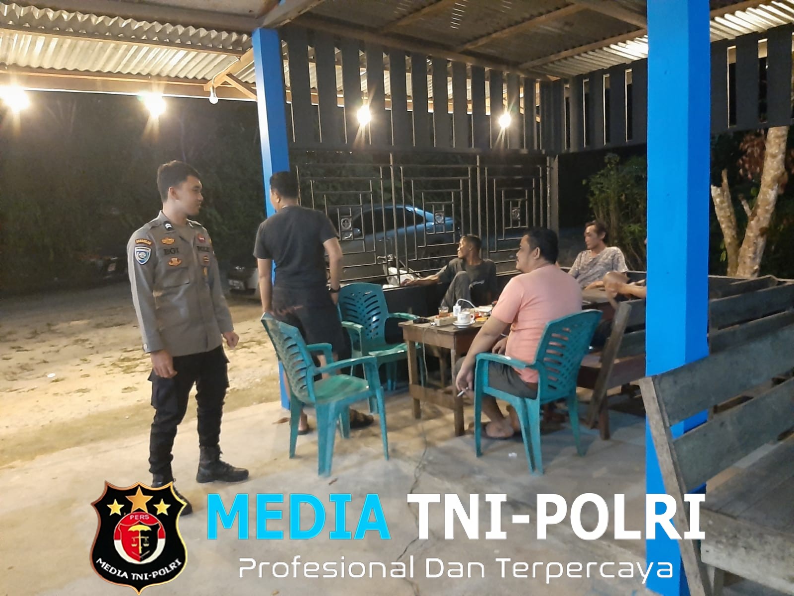 Waspada Kejahatan Malam Hari, Polisi Temui Warga Saat Patroli dan Berikan Imbauan Kamtibmas