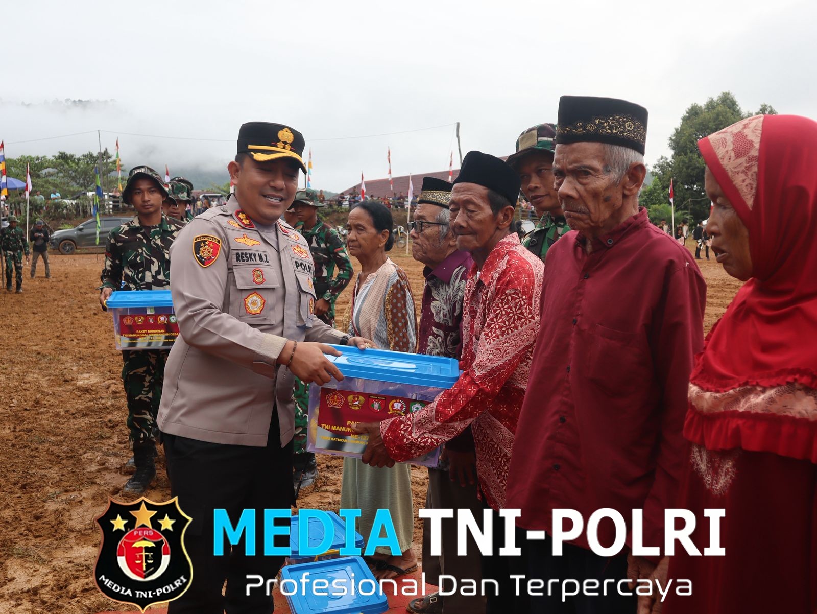 Bansos TMMD Dibagikan, Kapolres Kotim Serahkan Bantuan Kepada Masyarakat