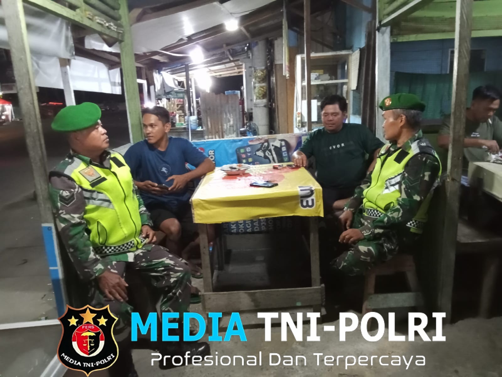 Koramil 420-09/Bangko Jaga Kondusifitas Wilayah Dengan Melaksanakan Patroli dan Komsos Malam