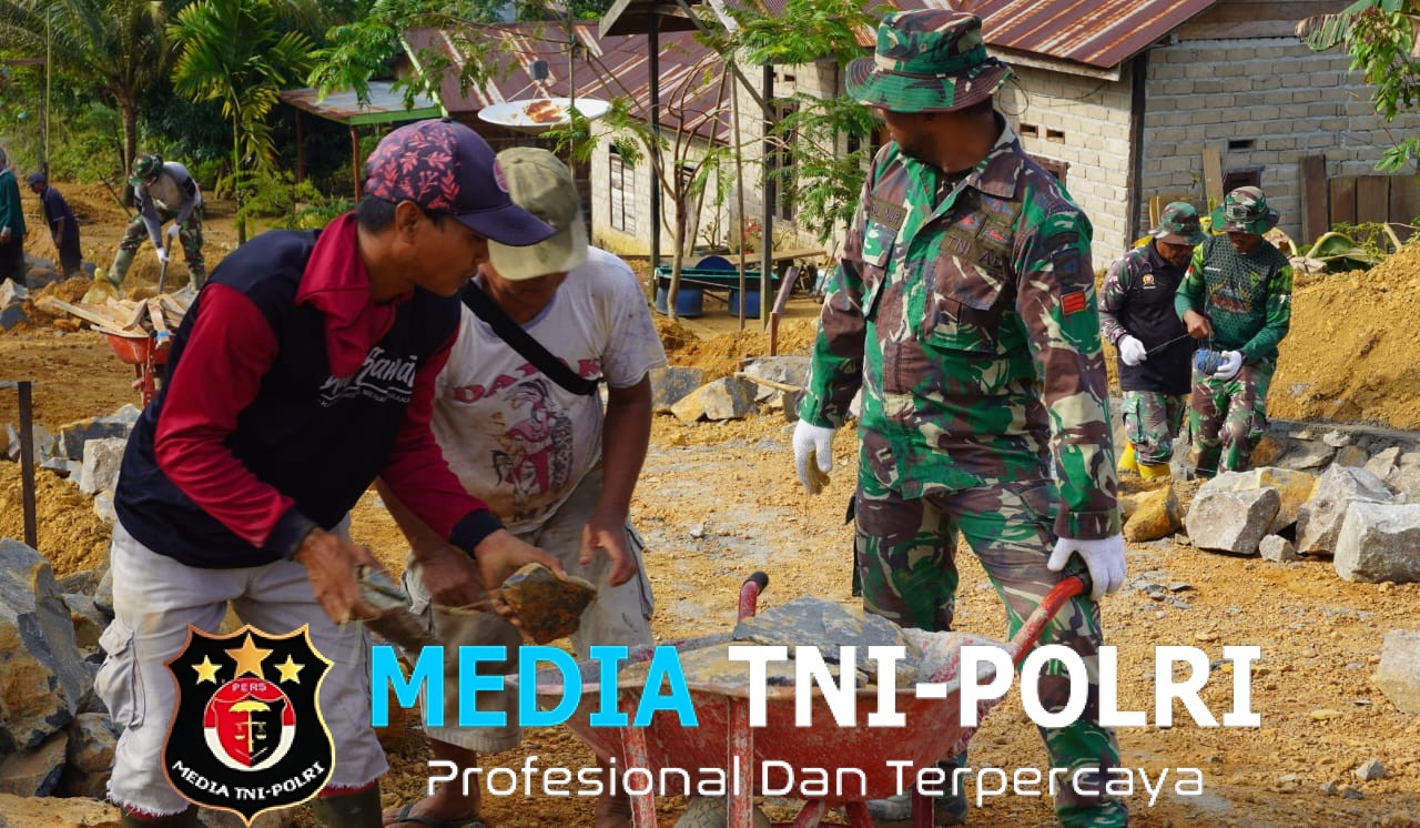 Personil Satgas TMMD Bahu Membahu Dengan Warga Mengerjakan Sasaran Pembuatan Siring Jalan