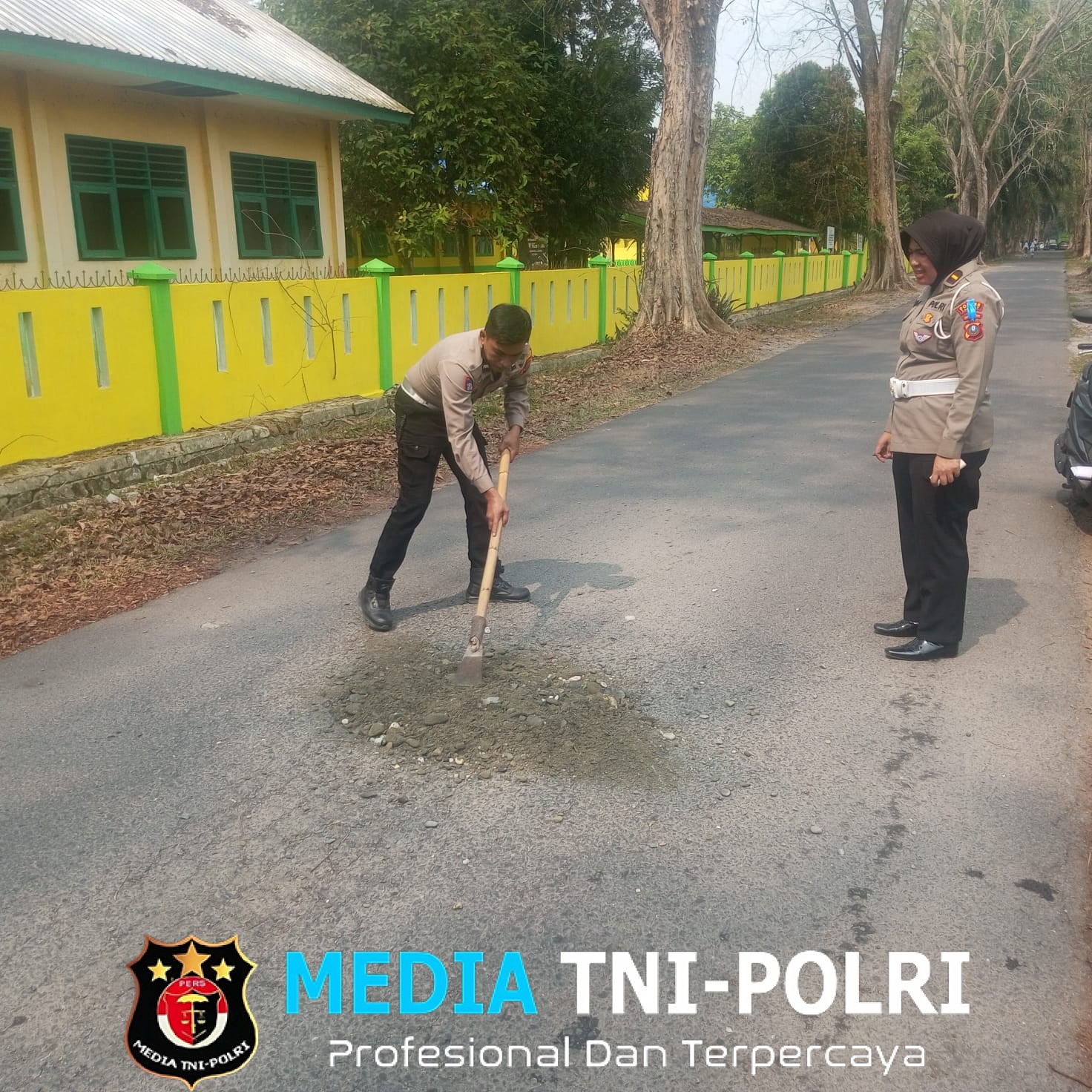 Sat Lantas Polres Langkat Gerak Cepat Tutup Jalan Berlubang, Fokus Cegah Risiko Kecelakaan