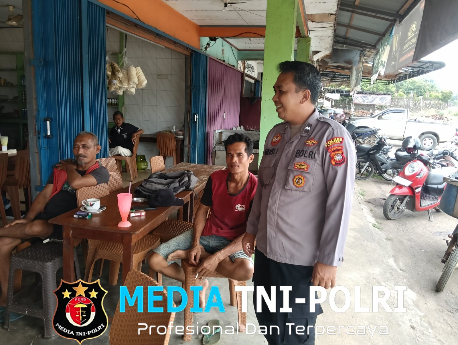 Asyik Minum Es, Warga Disambangi Polisi Patroli Dialogis Ajak Warga Waspada Hoaks dan Penipuan