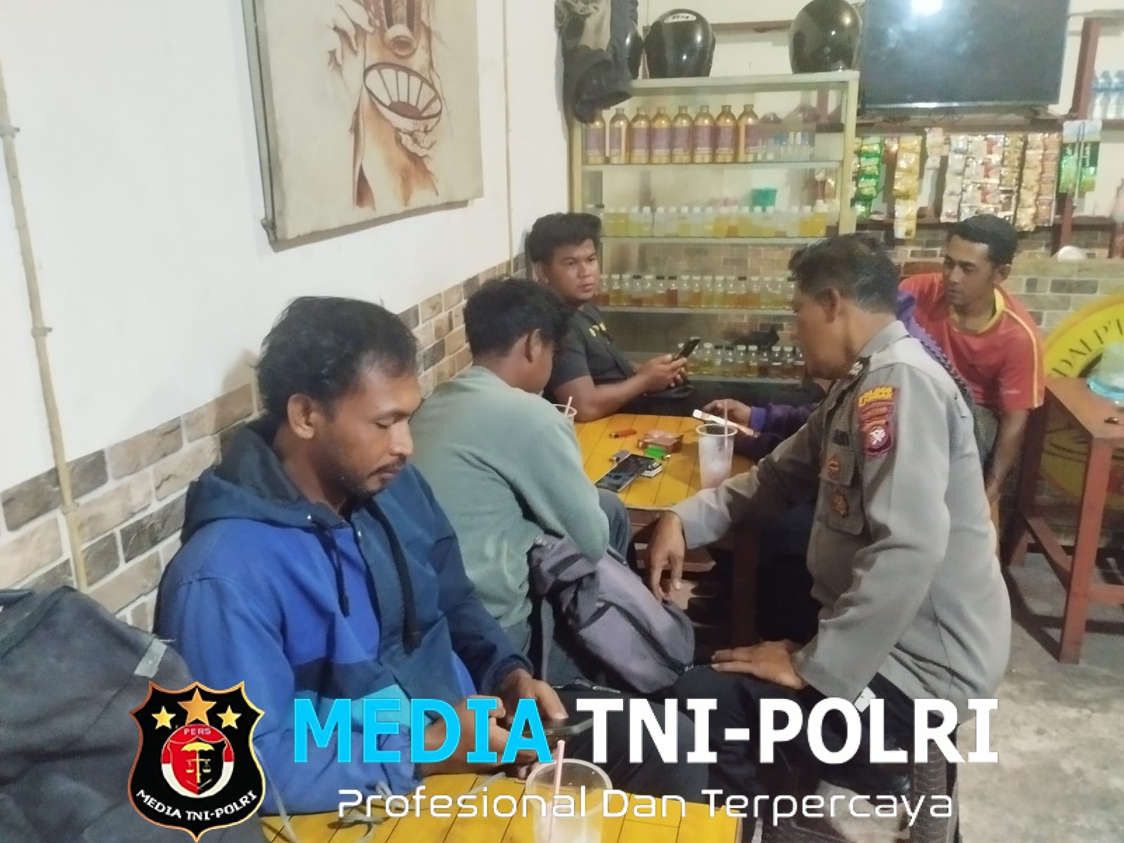 Patroli Malam, Polisi Sapa Warga dengan Humanis dan Sampaikan Pesan Kamtibmas