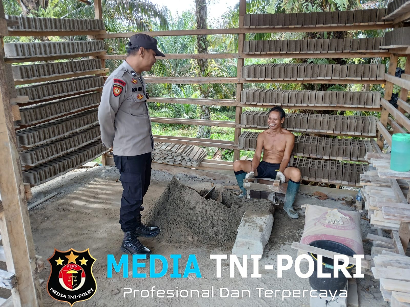Dengan Senyum dan Dialog, Polisi Sambangi Pembuat Batako Saat Patroli Siang