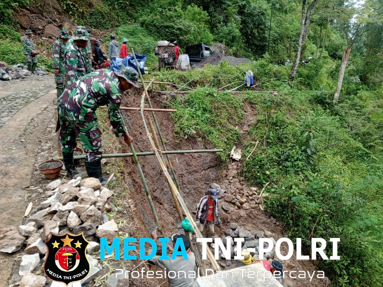 Semangat Juang Dibuktikan Satgas TMMD 127 Dan Warga Desa Kembang  ‎