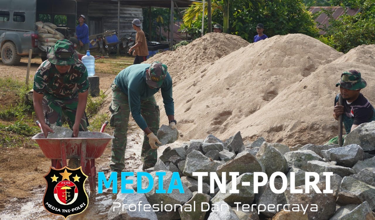 Satgas TMMD Reg ke-127 Kodim 1015/Sampit Bahu Membahu Angkut Batu Belah