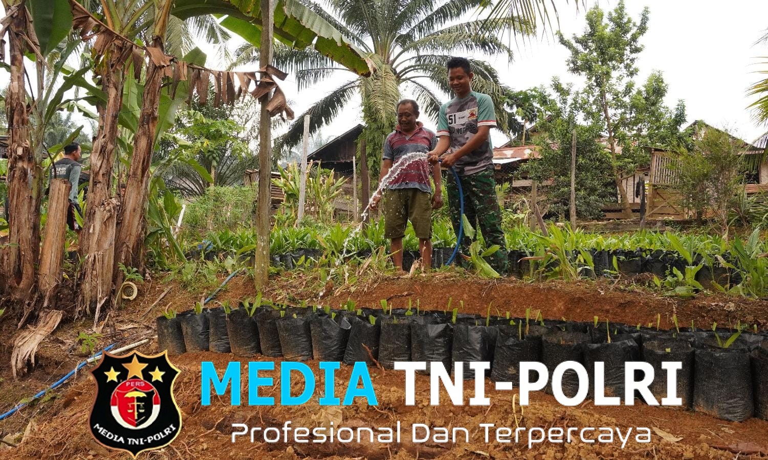Disela Kesibukan Satgas TMMD ke 127 Melaksanakan Komsos dengan Petani Sawit