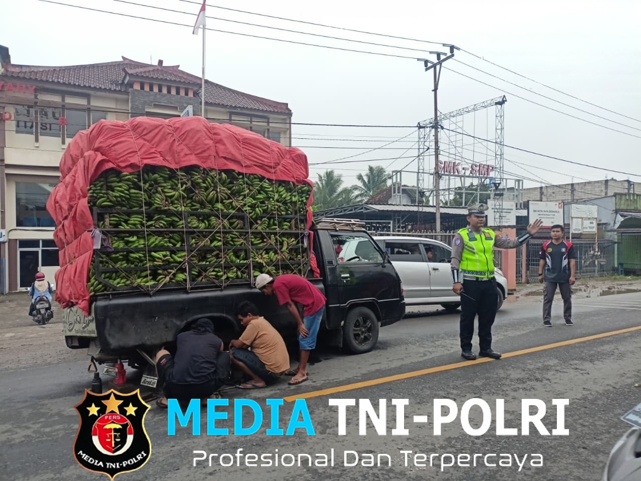 Patah As, Pick Up Bermuatan Pisang Mogok di Gadingrejo, Polisi Turun Tangan