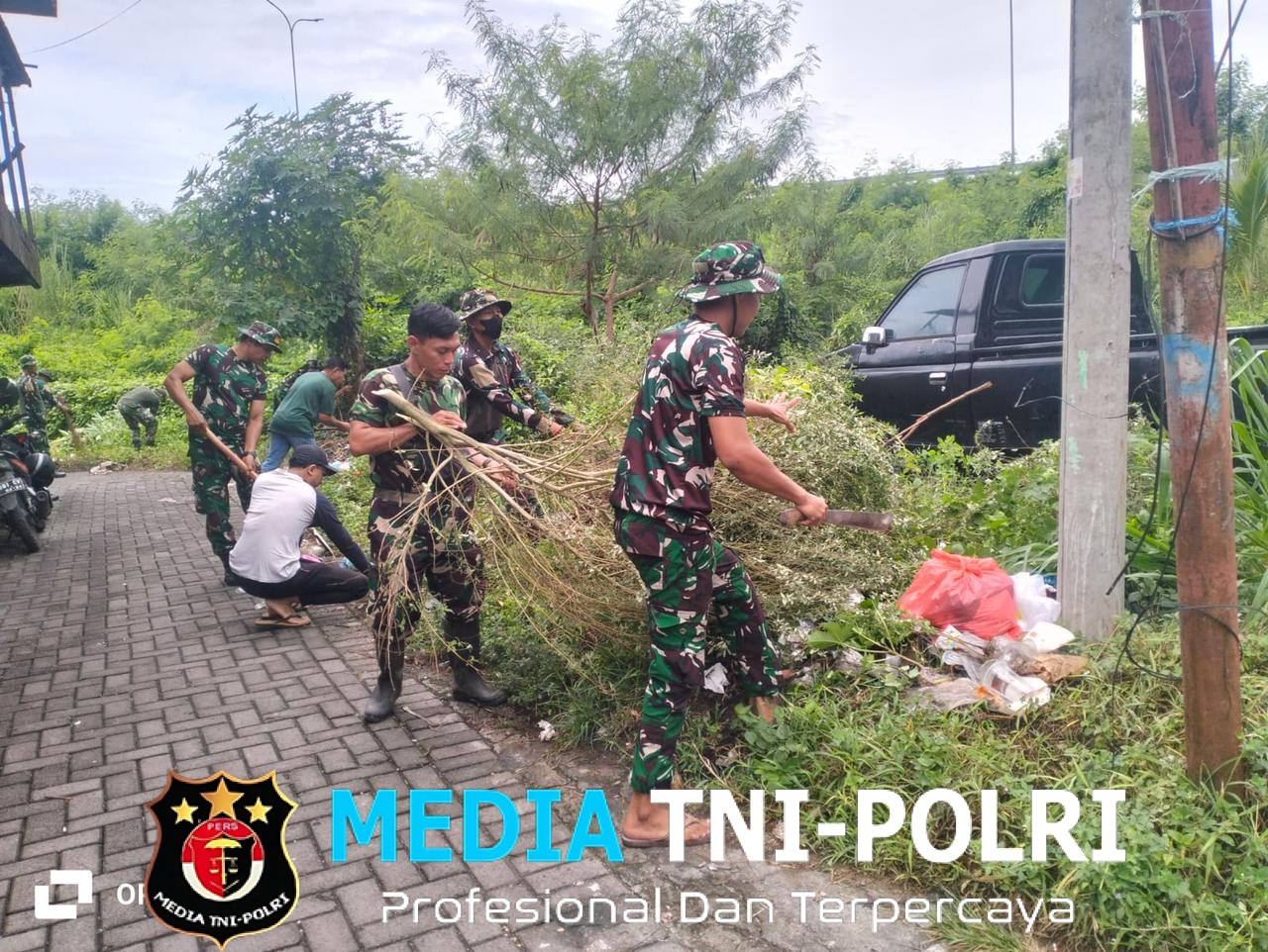 Cegah Penyebaran Penyakit, Koramil 01/Bitung dan Warga Pateten Satu Lakukan Karya Bakti