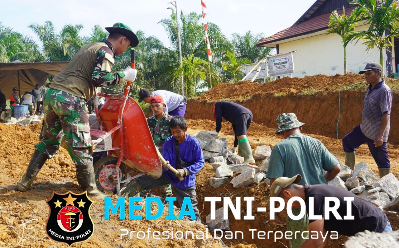 Antusias Warga Dalam Membantu Pengerjaan Sasaran Fisik Satgas TMMD ke 127 Kodim 1015/Sampit