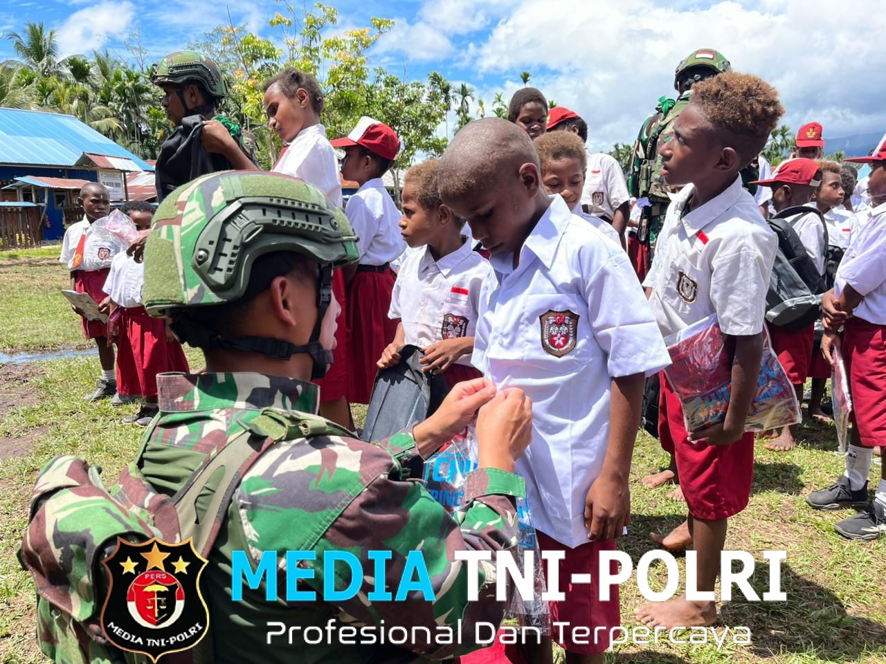 Pos Iwur Satgas Yonif 751/VJS Bagikan Seragam, Alat Tulis, dan Tas Sekolah di SD Inpres Iwur Dukung Semangat Belajar Anak Perbatasan