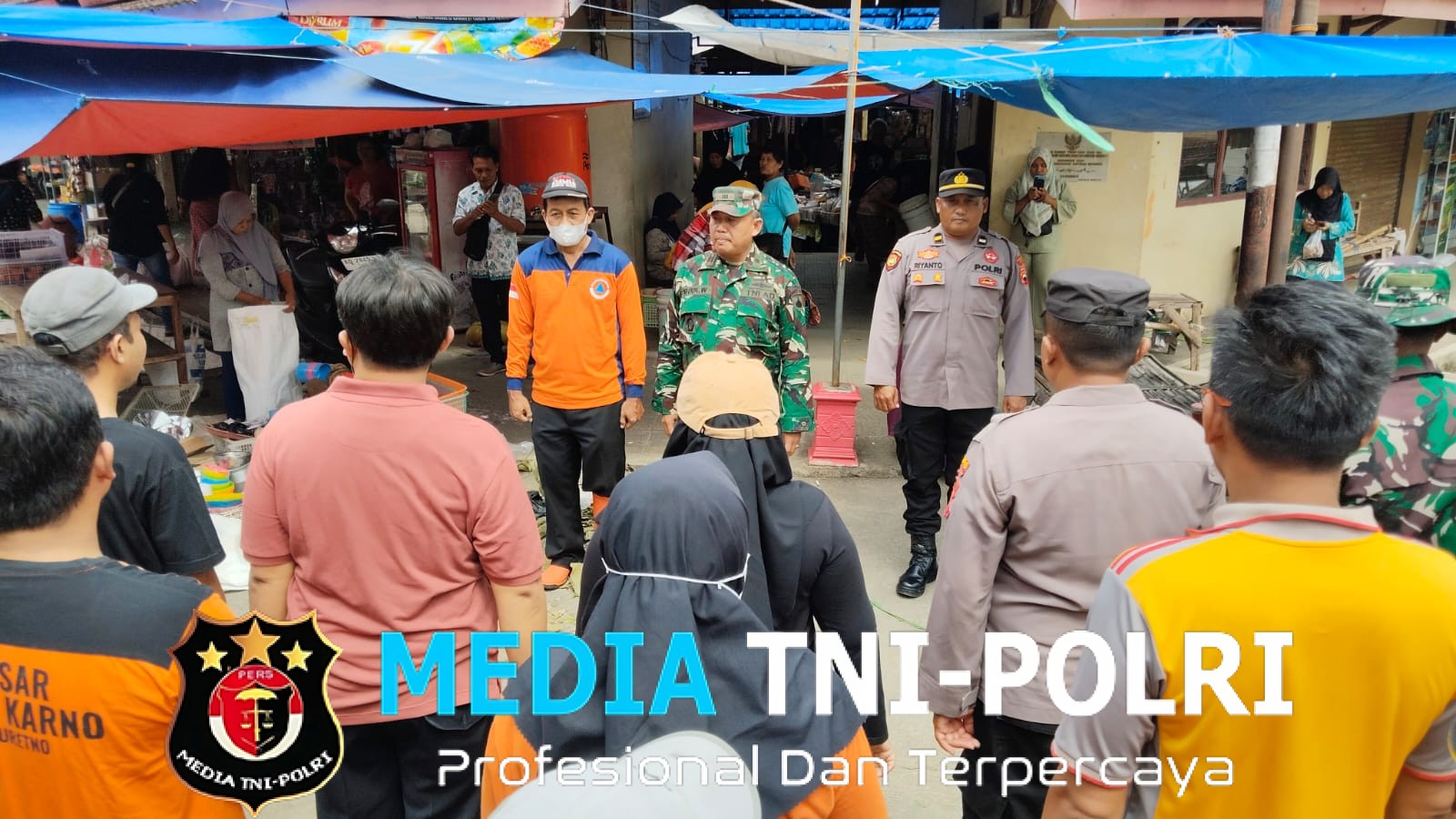 TNI-Polri dan Relawan Bersihkan Pasar Giriwoyo, Wujud Instruksi Presiden di Hari Peduli Sampah Nasional 2026