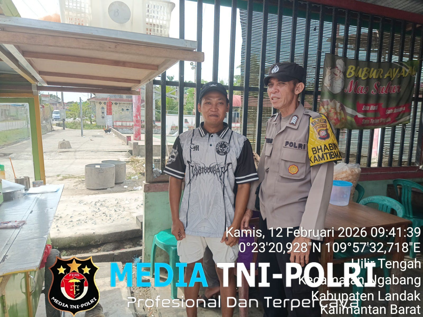 Patroli Dialogis Polsek Ngabang Menyambangi Rumah Ibadah Klenteng Kam Tian Thai Ti Untuk Memastikan Situasi kondusif