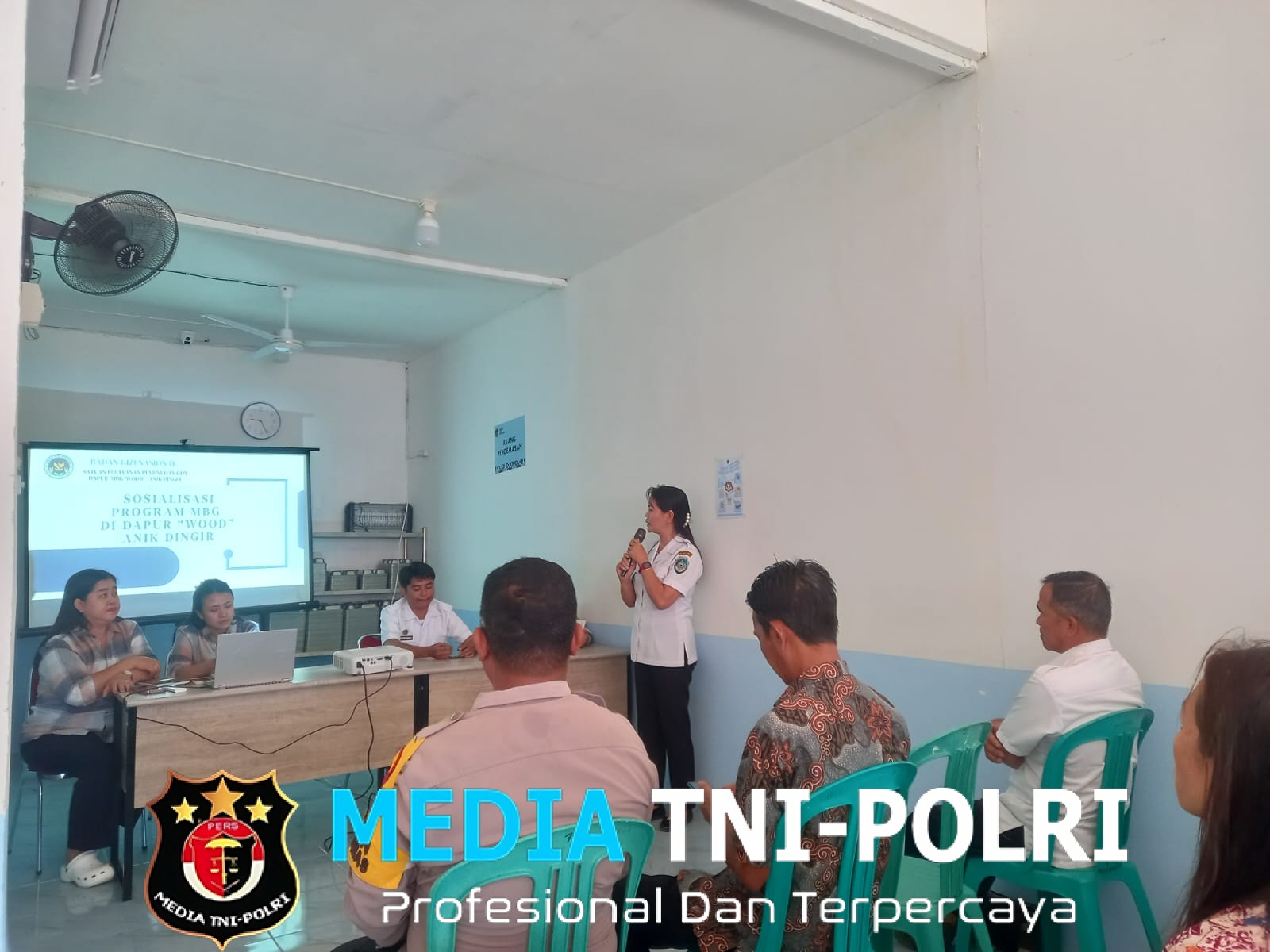 Bhabinkamtibmas Polsek Menyuke Hadiri Launcing Pemberian Makan Bergizi Gratis