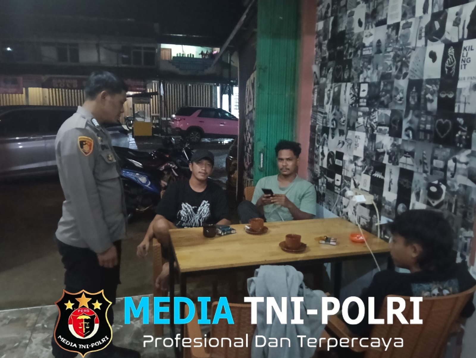 Di Tengah Sunyi Malam, Polisi dan Warga Menjaga Keamanan dengan Hati
