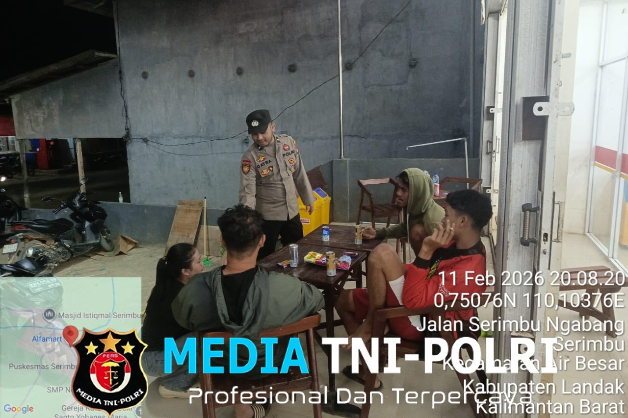 Polisi Menyapa Warga dengan Penuh Keakraban dalam Patroli Malam di Air Besar